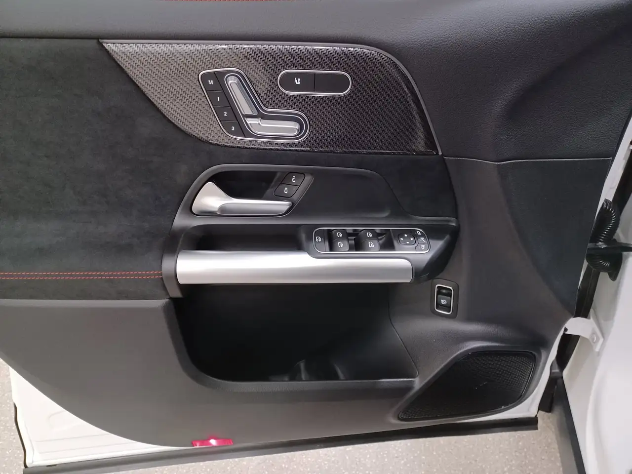 Mercedes-Benz GLA снимка Mercedes-Benz GLA
