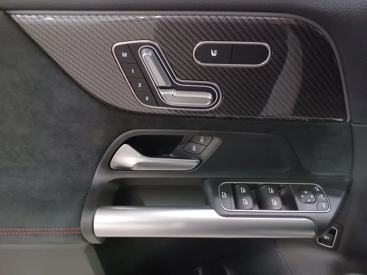 Mercedes-Benz GLA снимка Mercedes-Benz GLA