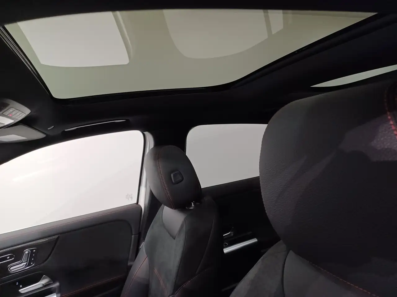Mercedes-Benz GLA снимка Mercedes-Benz GLA
