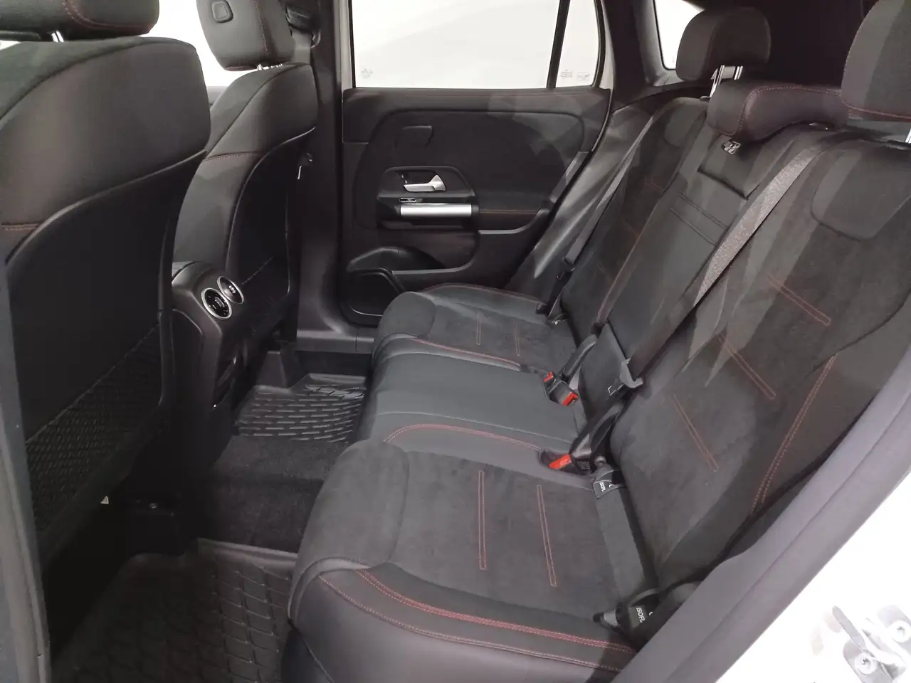 Mercedes-Benz GLA снимка Mercedes-Benz GLA