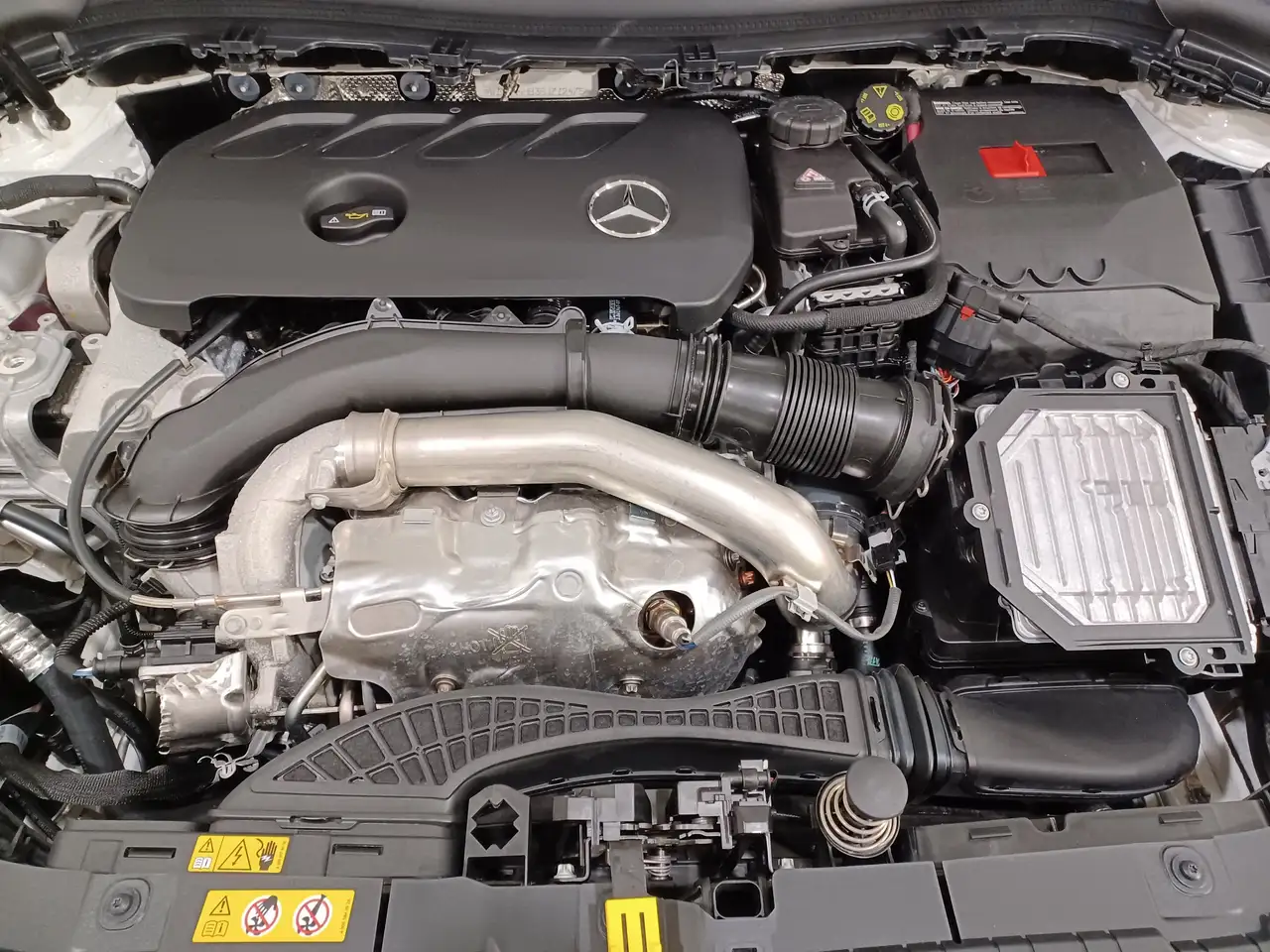 Mercedes-Benz GLA снимка Mercedes-Benz GLA