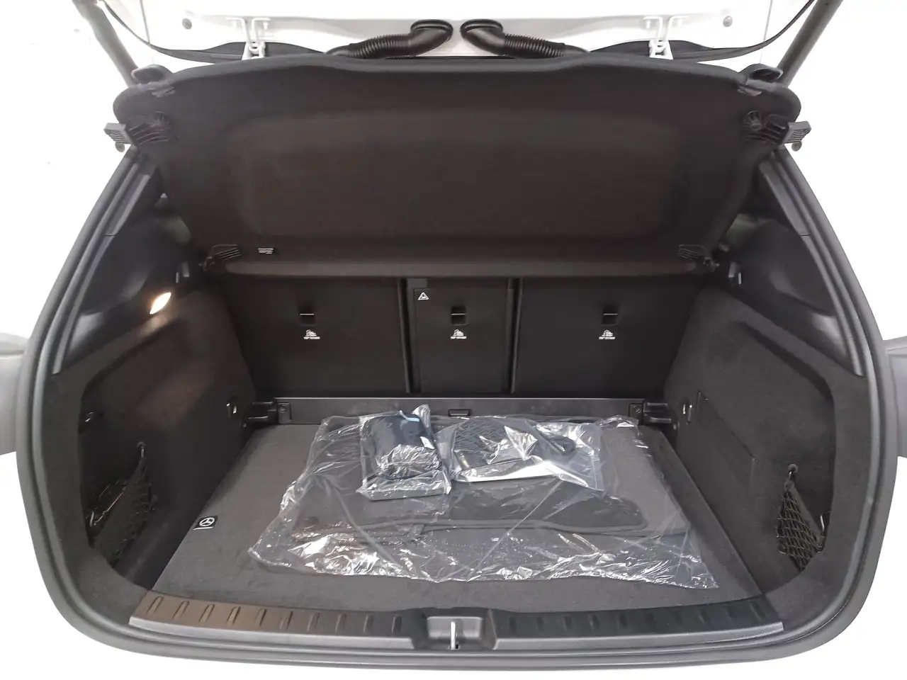 Mercedes-Benz GLA снимка Mercedes-Benz GLA
