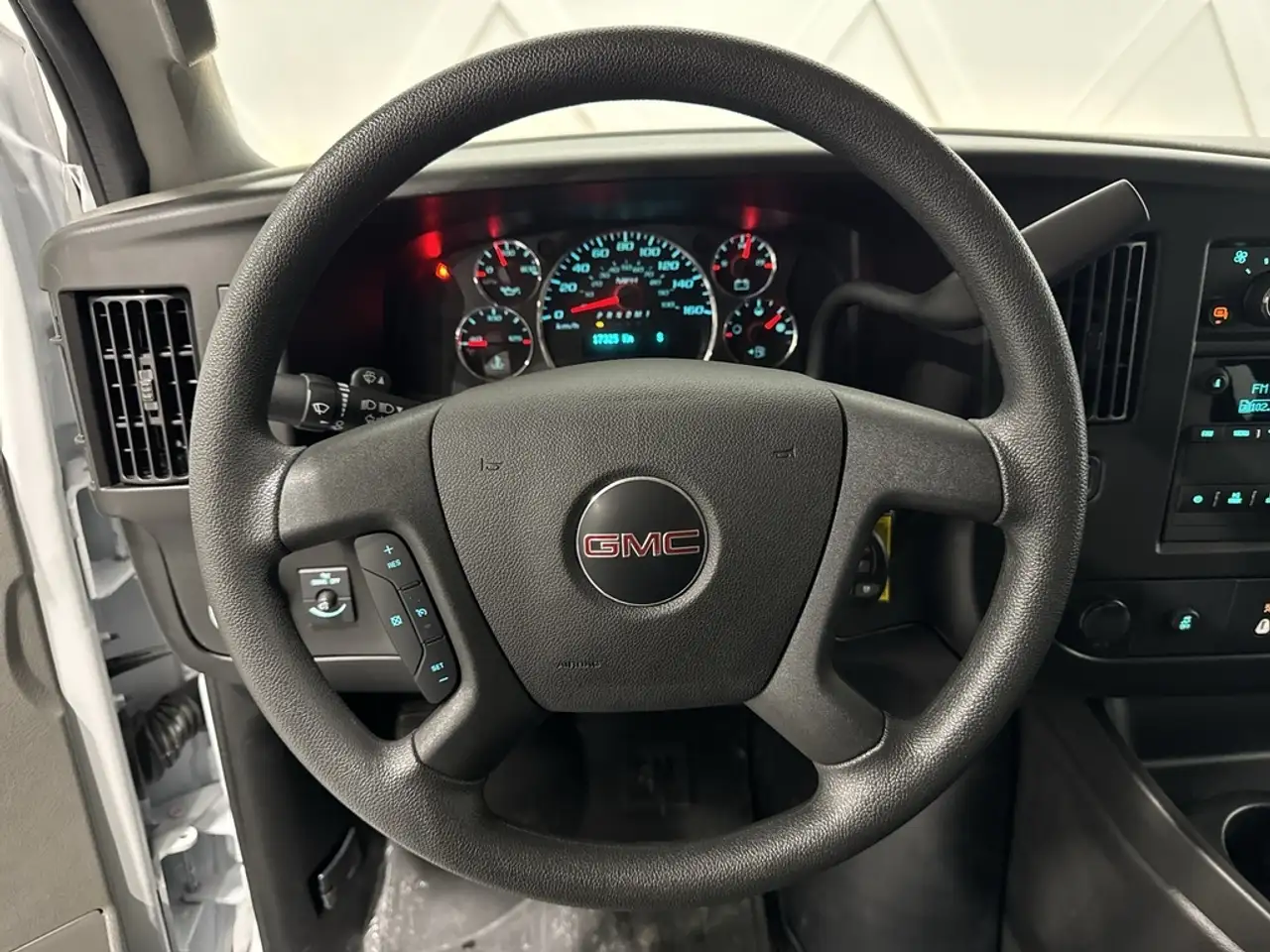 GMC Savana снимка GMC Savana