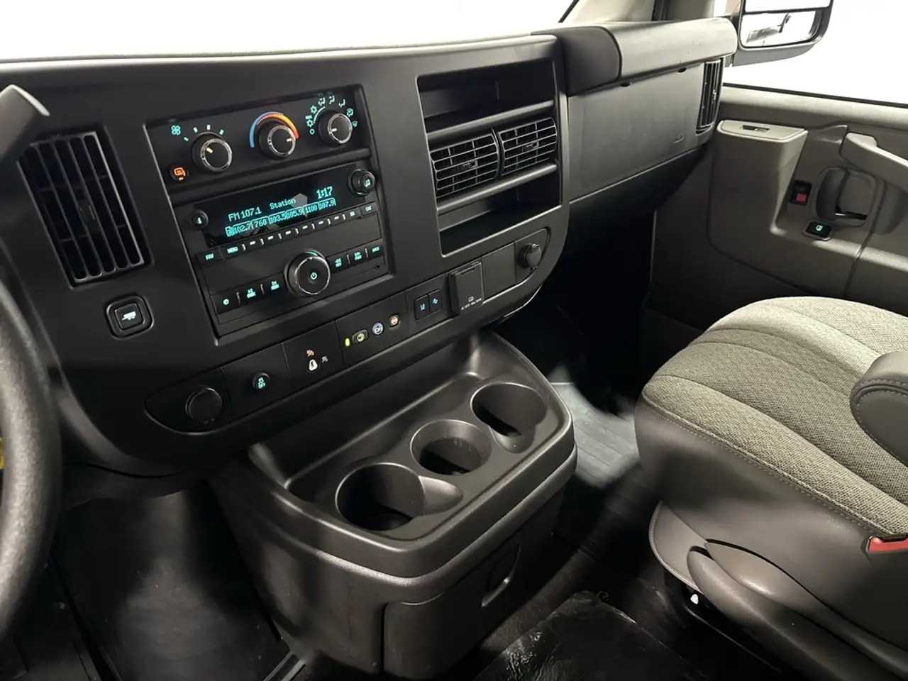 GMC Savana снимка GMC Savana
