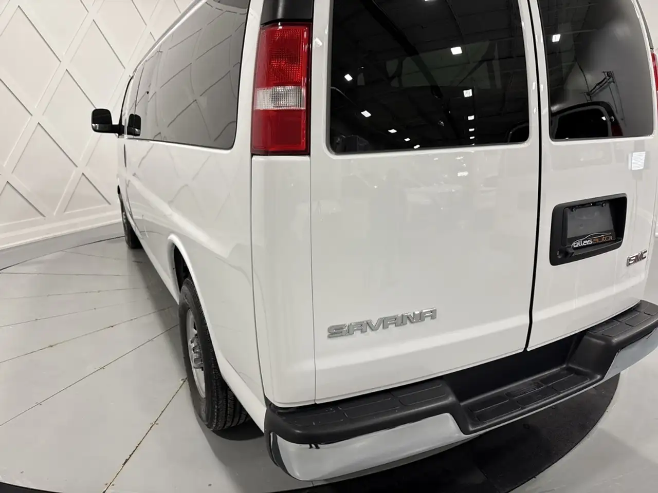 GMC Savana снимка GMC Savana