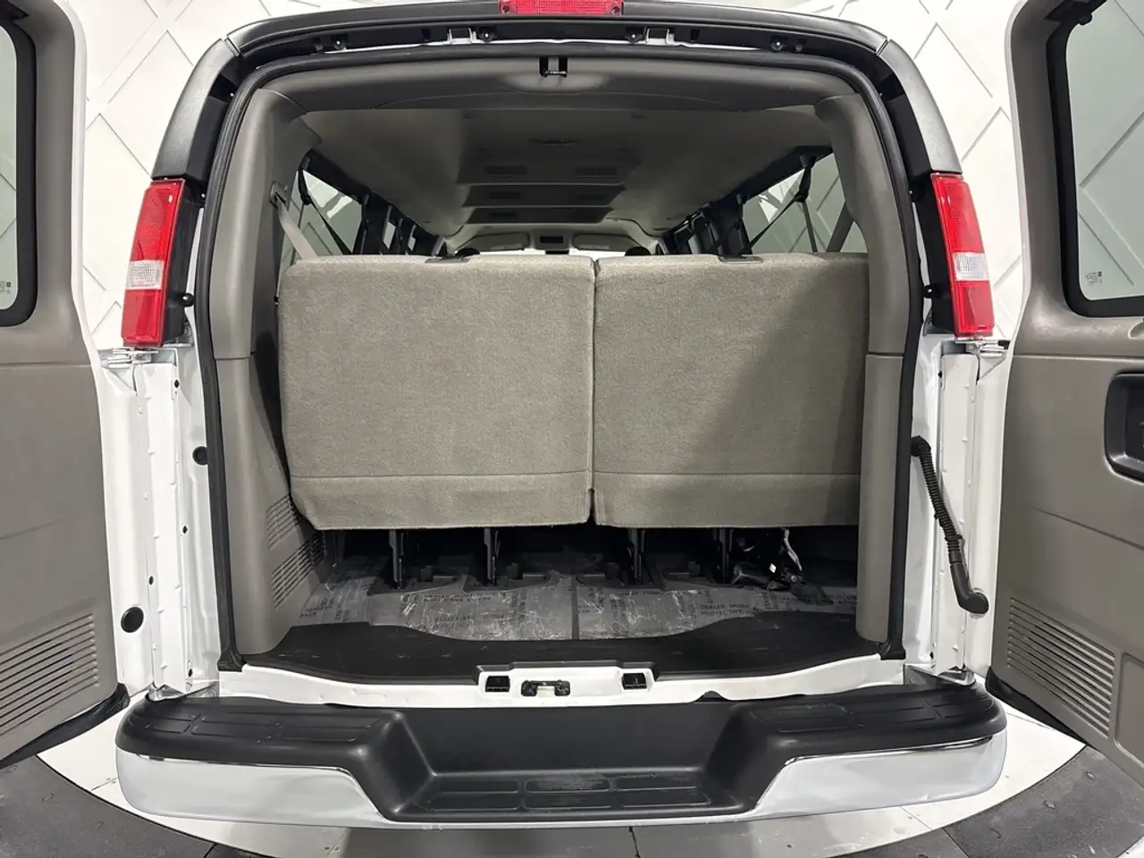 GMC Savana снимка GMC Savana