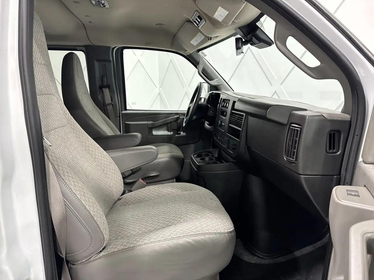 GMC Savana снимка GMC Savana
