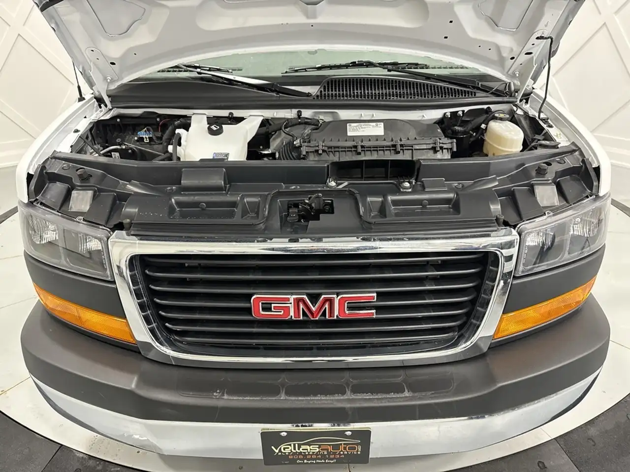 GMC Savana снимка GMC Savana