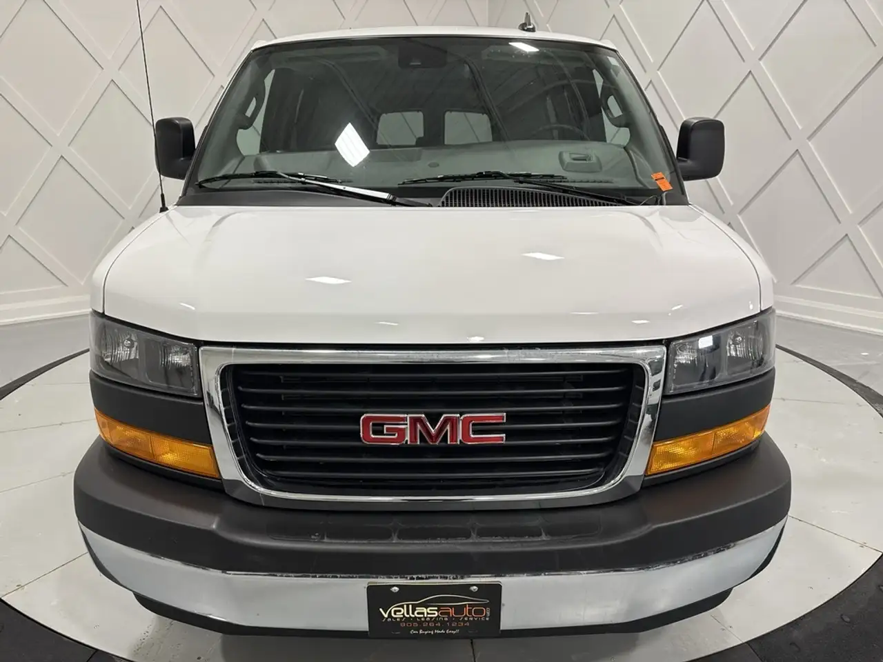 GMC Savana снимка GMC Savana