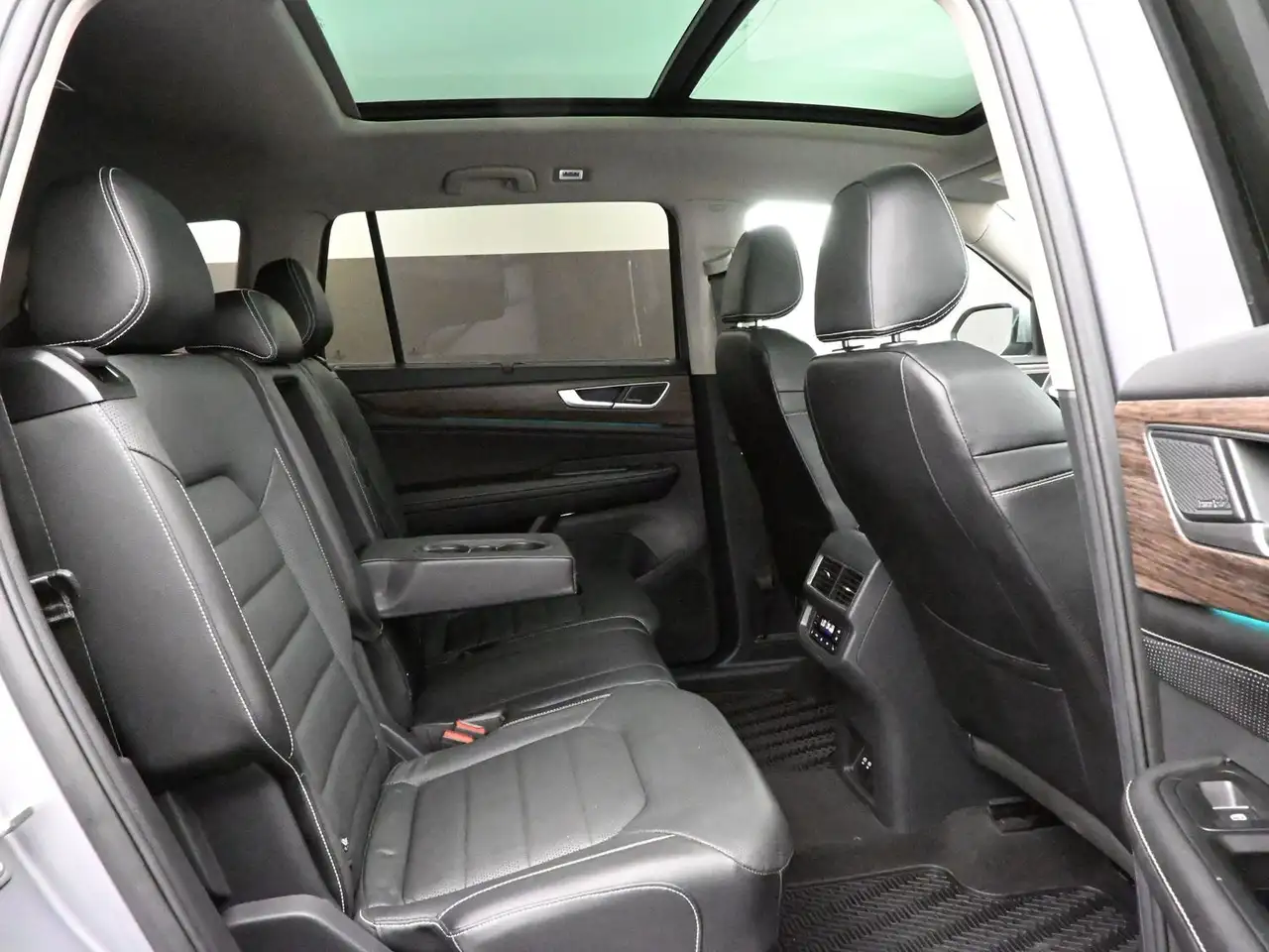 Volkswagen Atlas photo Volkswagen Atlas