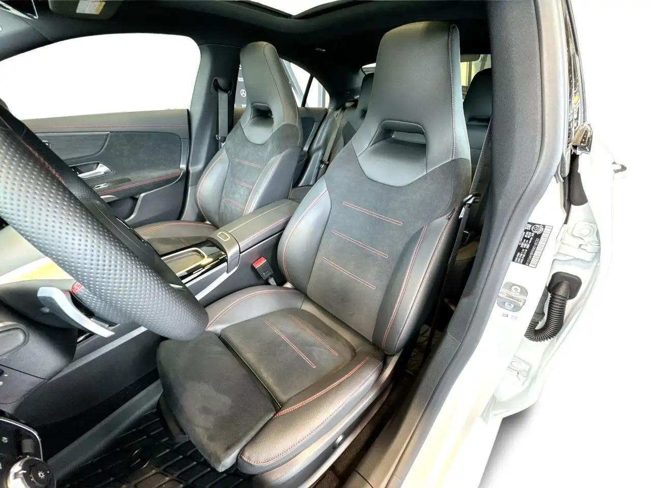 Mercedes-Benz CLA снимка Mercedes-Benz CLA