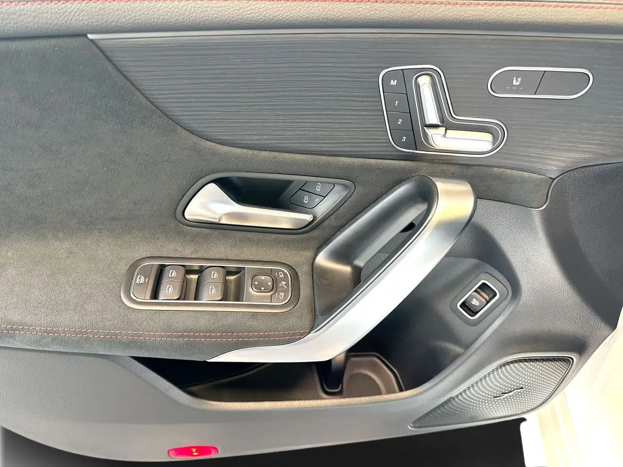 Mercedes-Benz CLA снимка Mercedes-Benz CLA