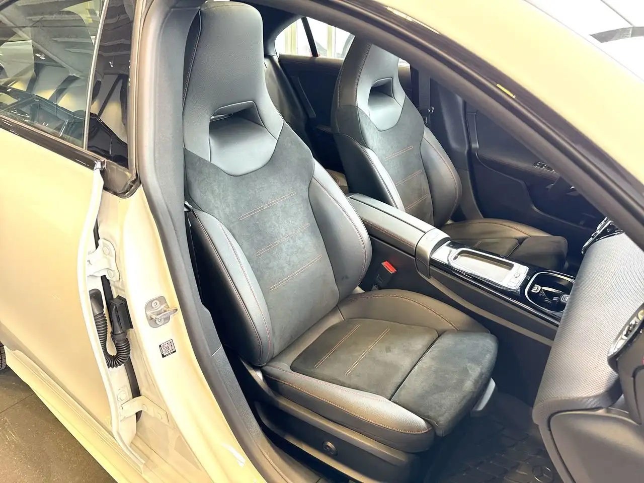 Mercedes-Benz CLA снимка Mercedes-Benz CLA