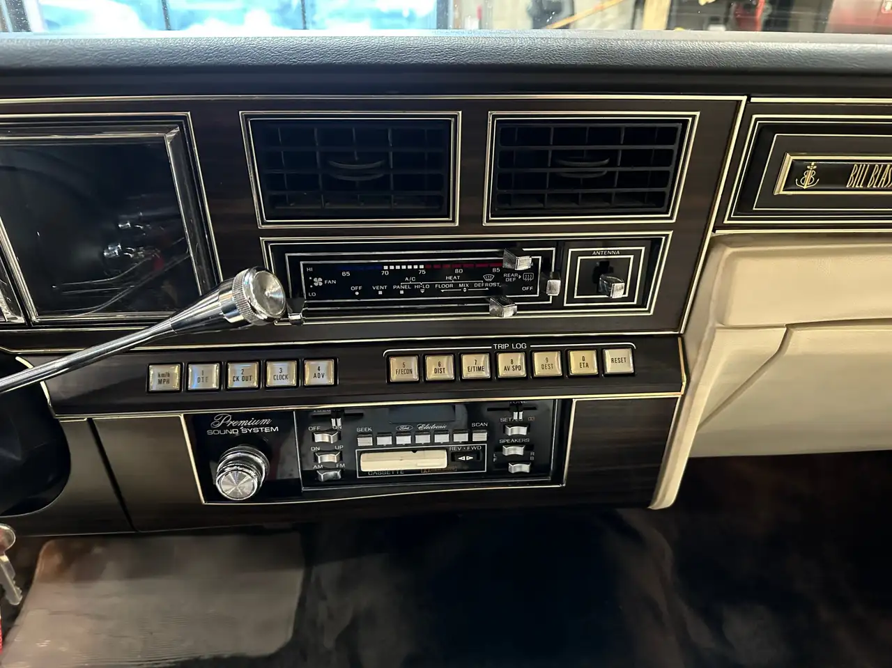 Lincoln Continental снимка Lincoln Continental