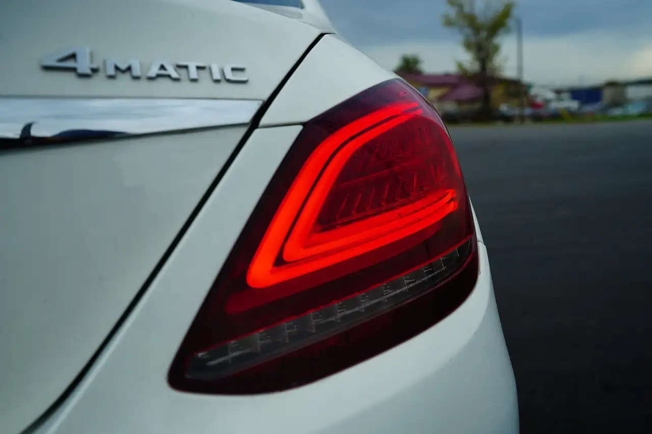 Mercedes-Benz C-Class снимка Mercedes-Benz C-Class