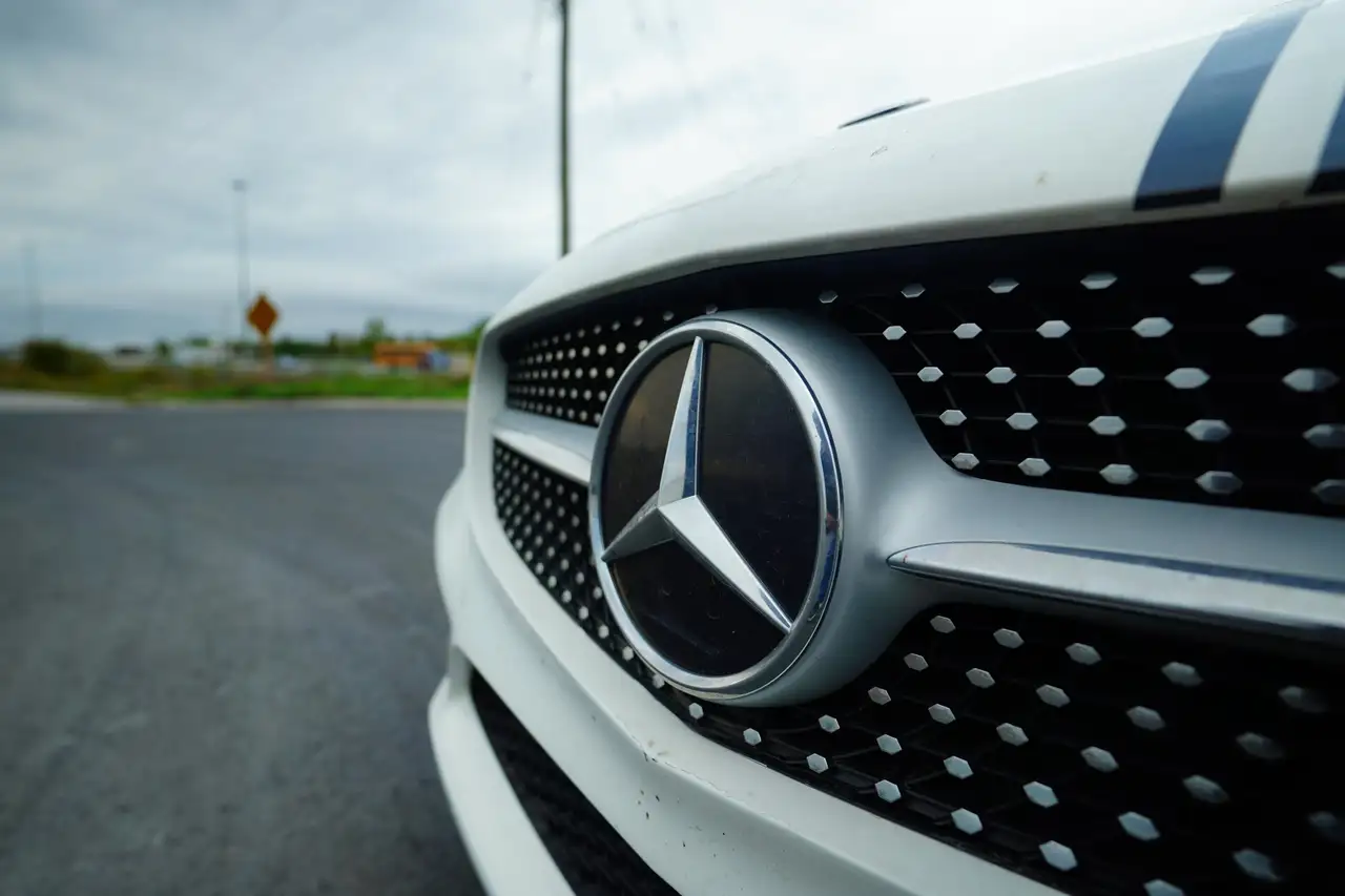 Mercedes-Benz C-Class снимка Mercedes-Benz C-Class