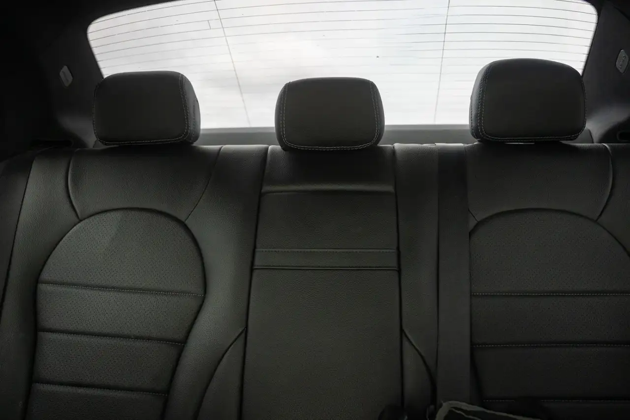 Mercedes-Benz C-Class снимка Mercedes-Benz C-Class