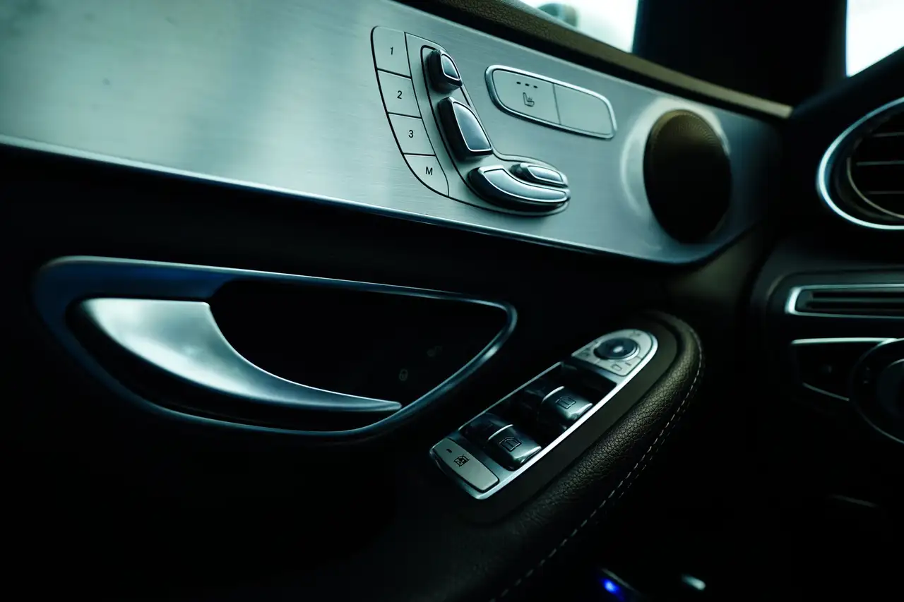 Mercedes-Benz C-Class снимка Mercedes-Benz C-Class