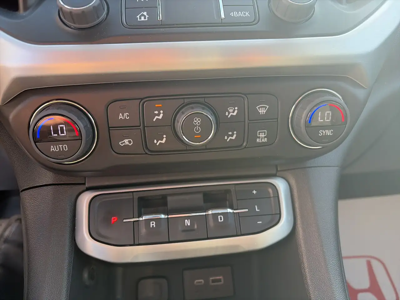 GMC Acadia снимка GMC Acadia