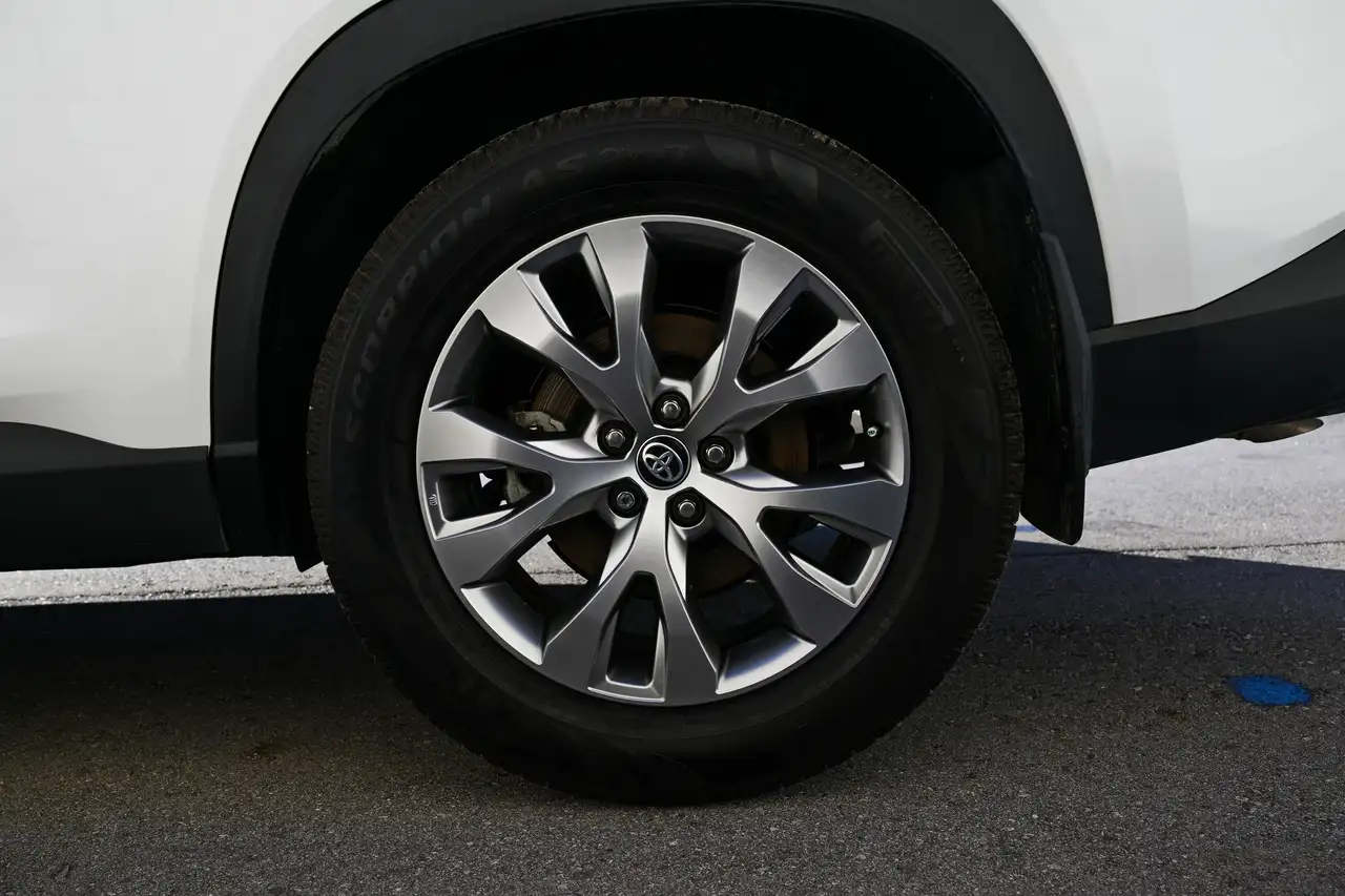 Toyota Grand Highlander снимка Toyota Grand Highlander