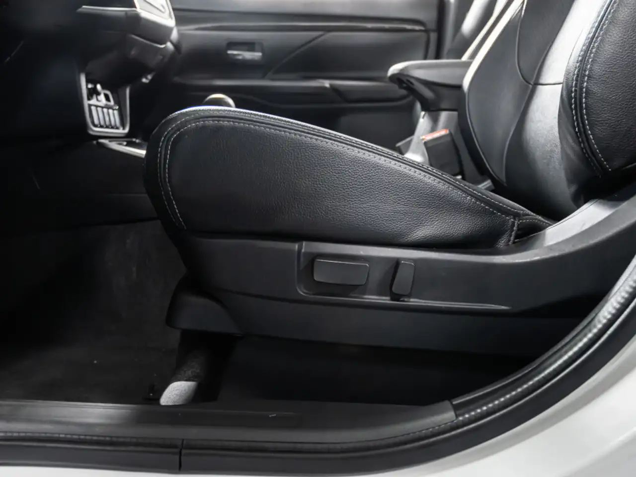 Mitsubishi Outlander photo Mitsubishi Outlander