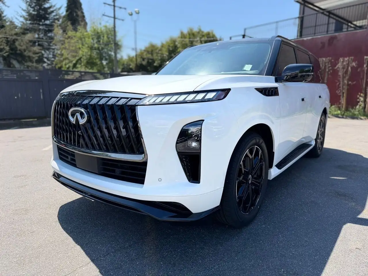 Infiniti QX80 снимка Infiniti QX80