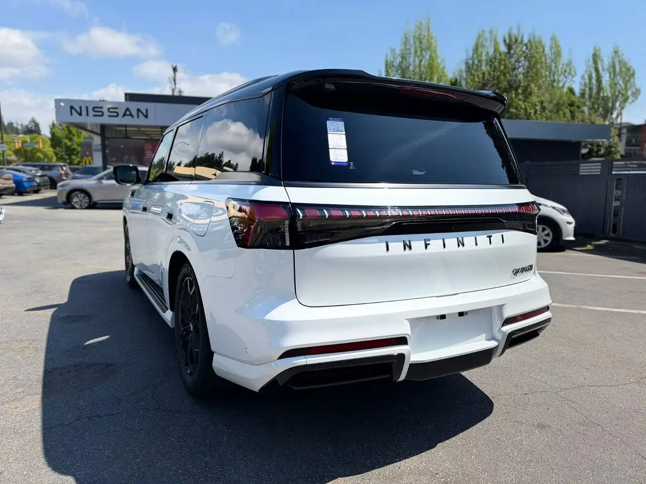 Infiniti QX80 снимка Infiniti QX80