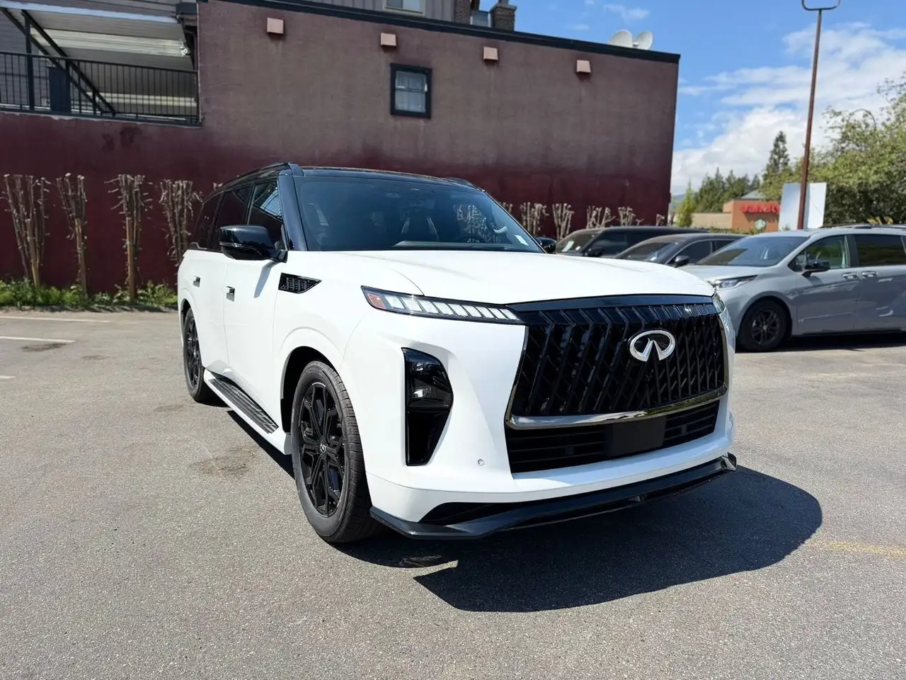 Infiniti QX80 снимка Infiniti QX80