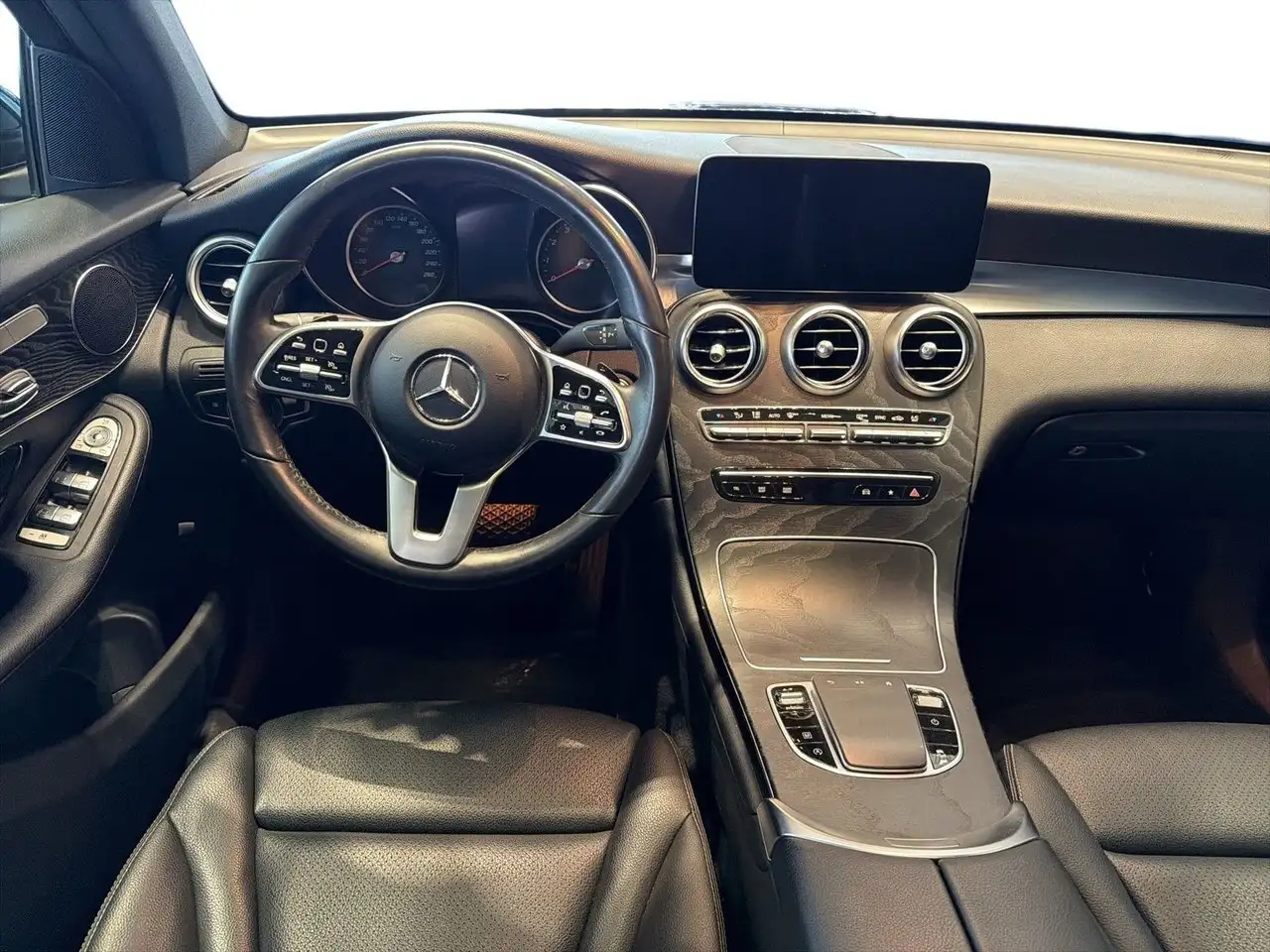 Mercedes-Benz GLC снимка Mercedes-Benz GLC