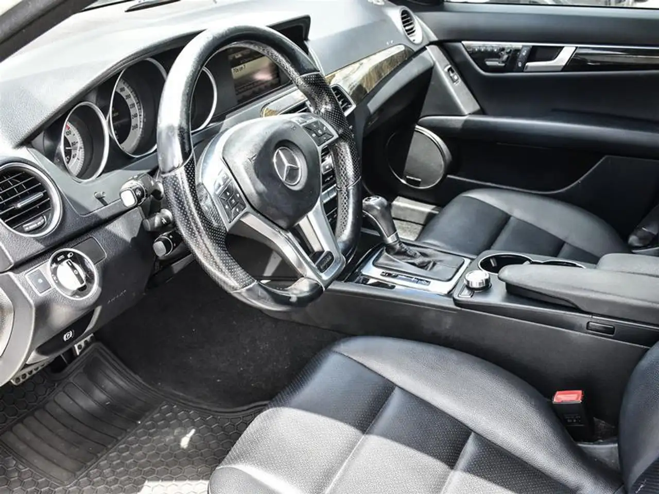 Mercedes-Benz C-Class снимка Mercedes-Benz C-Class