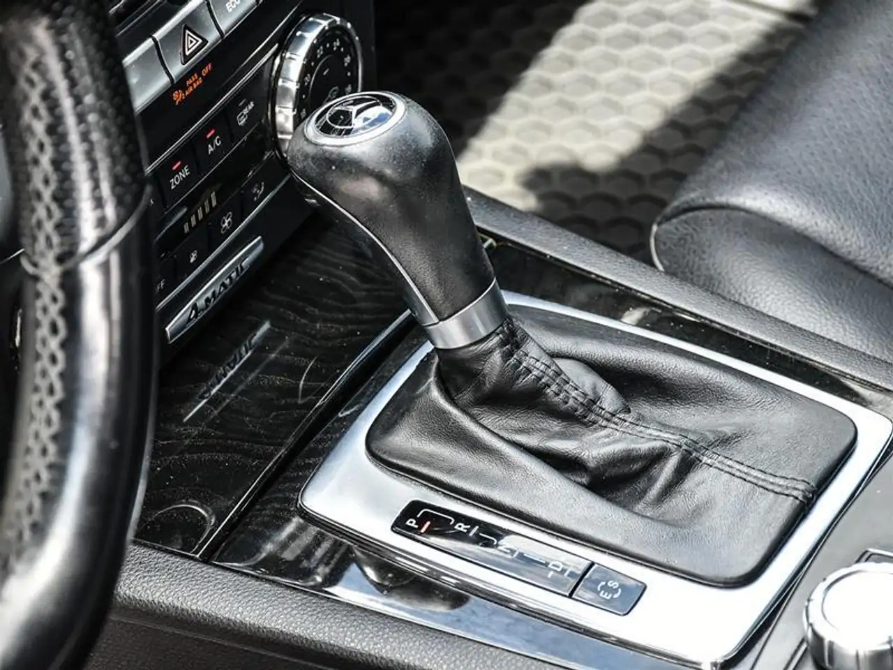 Mercedes-Benz C-Class снимка Mercedes-Benz C-Class