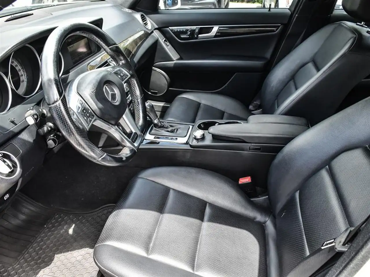 Mercedes-Benz C-Class снимка Mercedes-Benz C-Class