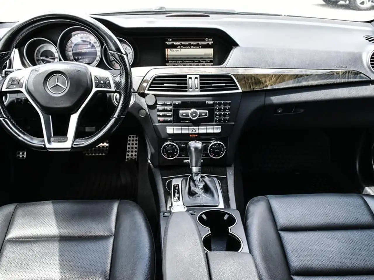 Mercedes-Benz C-Class снимка Mercedes-Benz C-Class