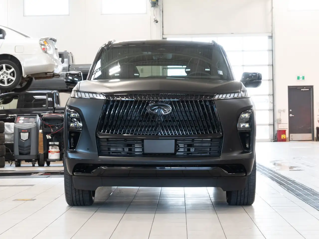 Infiniti QX80 снимка Infiniti QX80