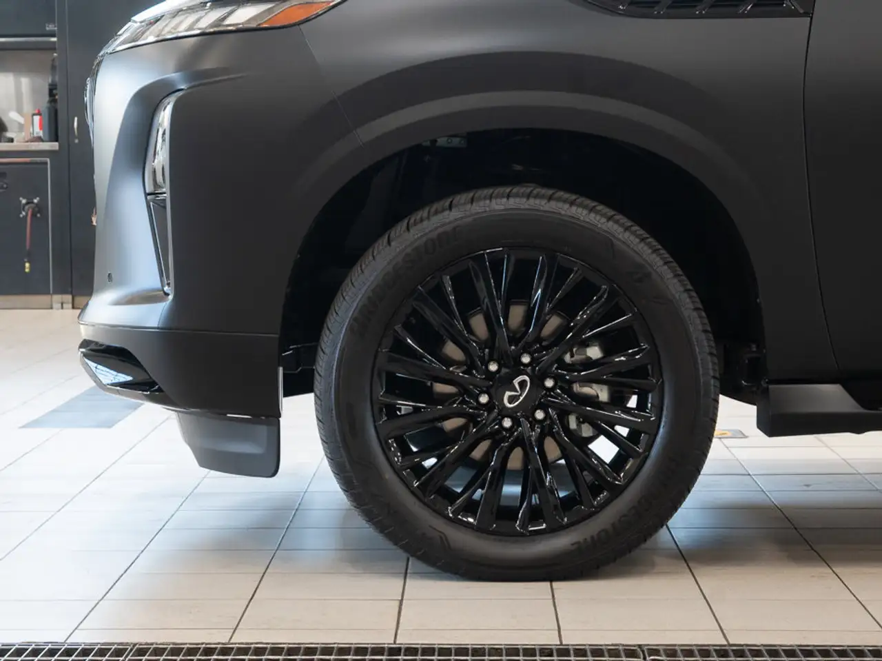 Infiniti QX80 снимка Infiniti QX80