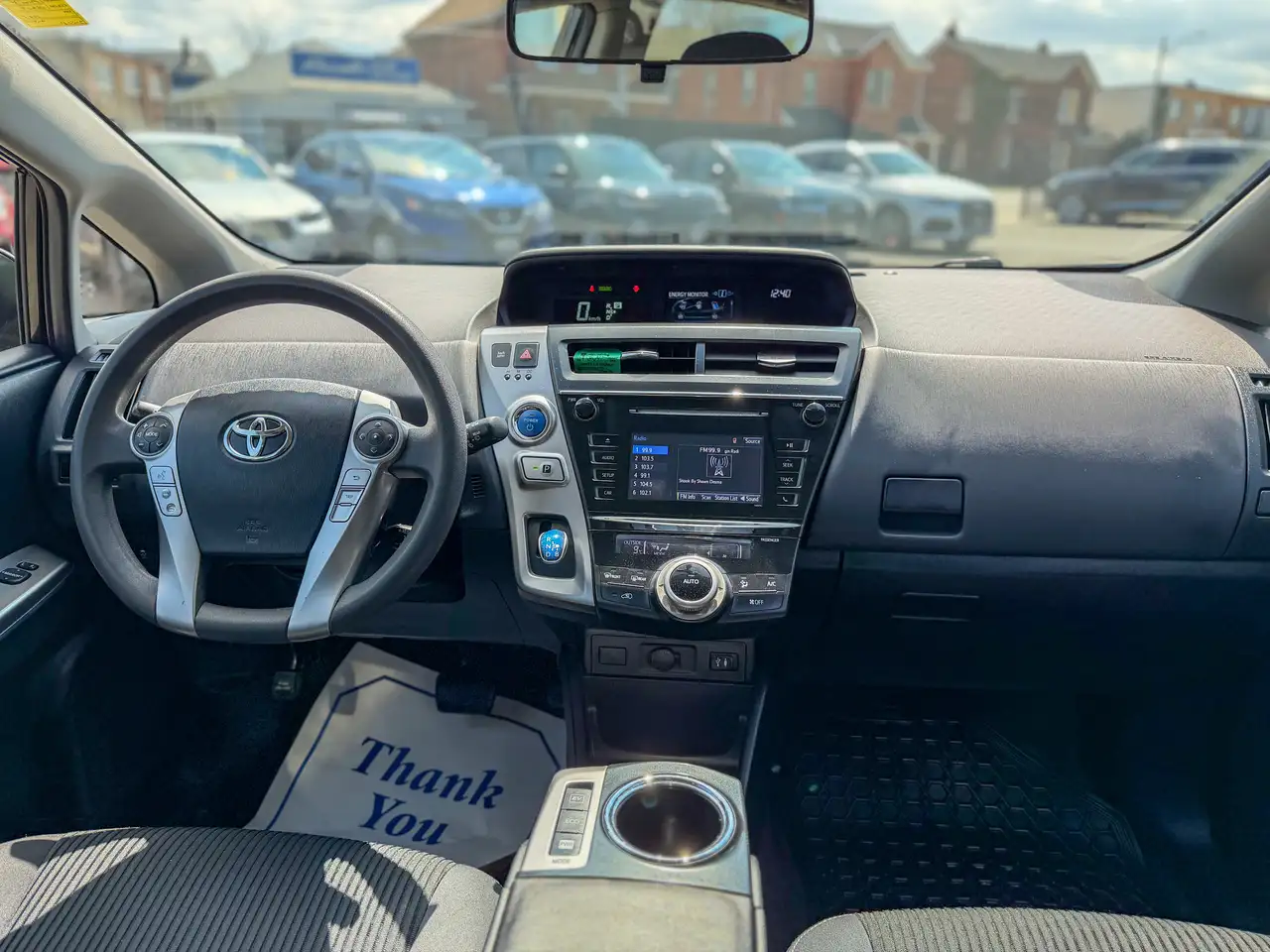 Toyota Prius v fotografie Toyota Prius v