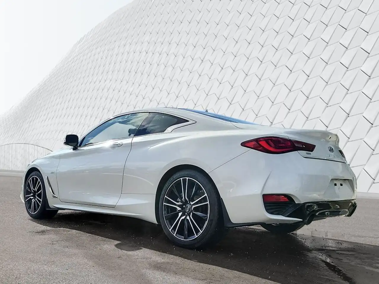 Infiniti Q60 снимка Infiniti Q60