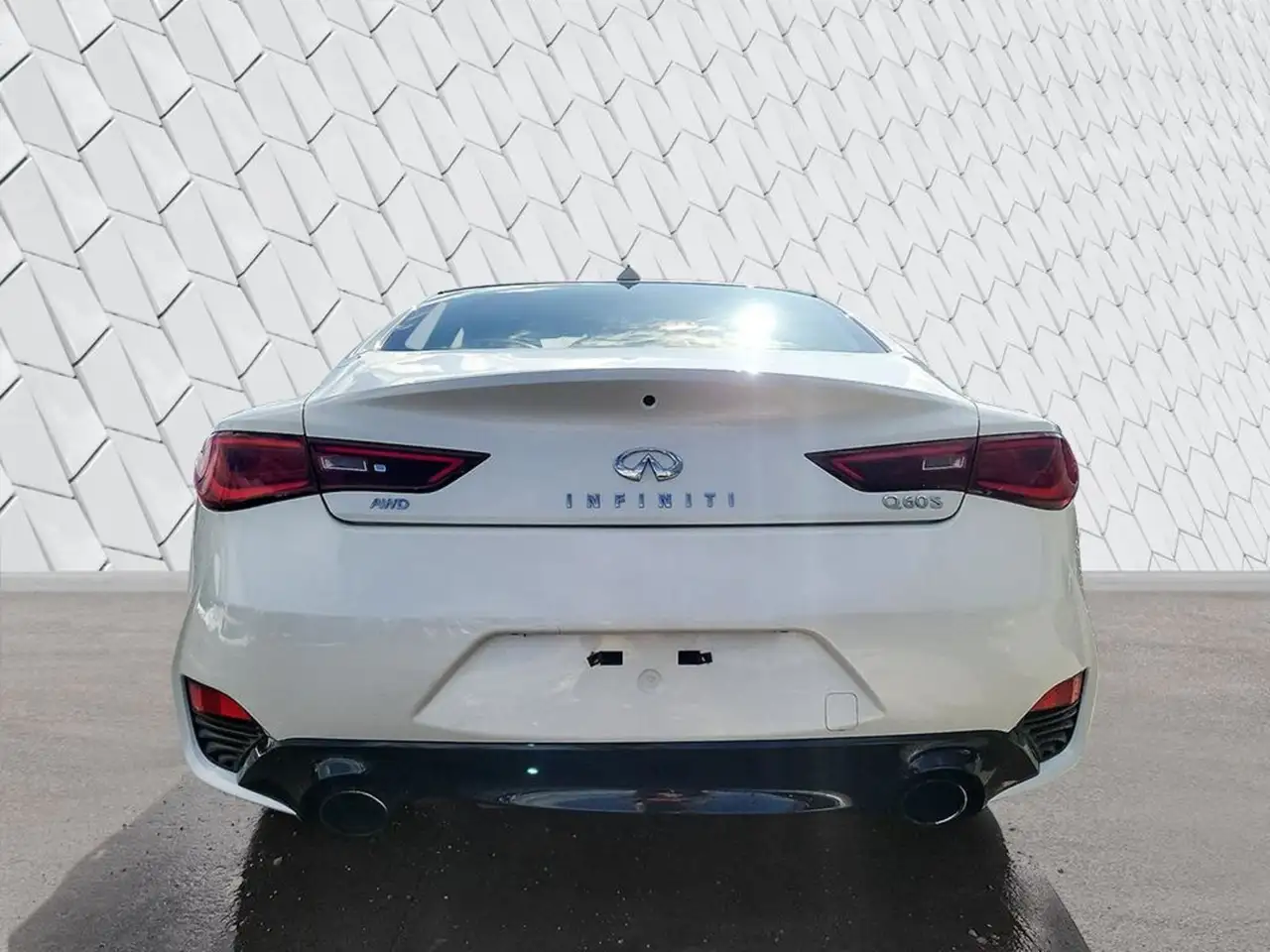 Infiniti Q60 снимка Infiniti Q60