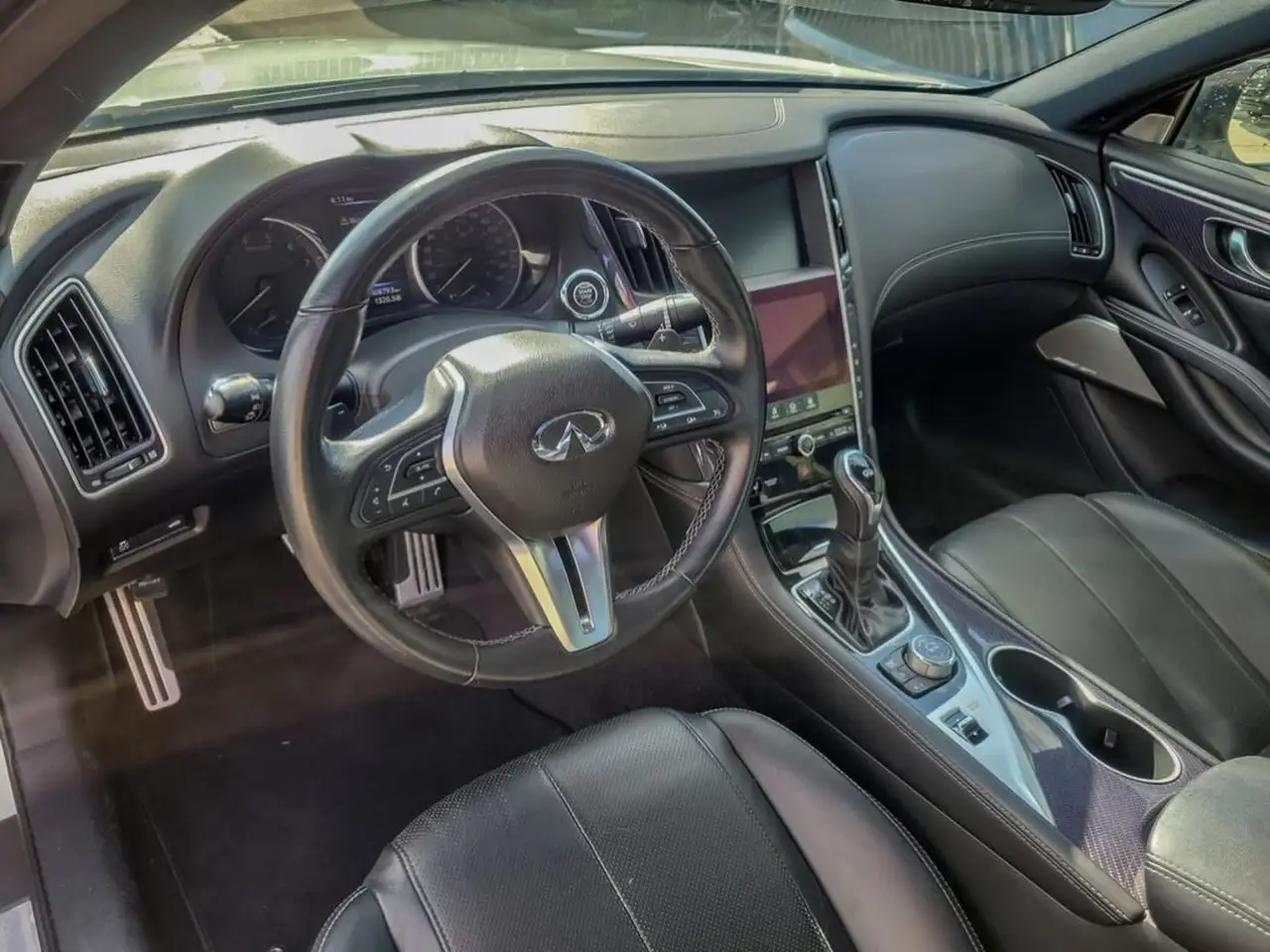 Infiniti Q60 снимка Infiniti Q60