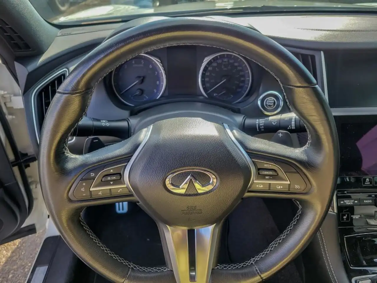Infiniti Q60 снимка Infiniti Q60