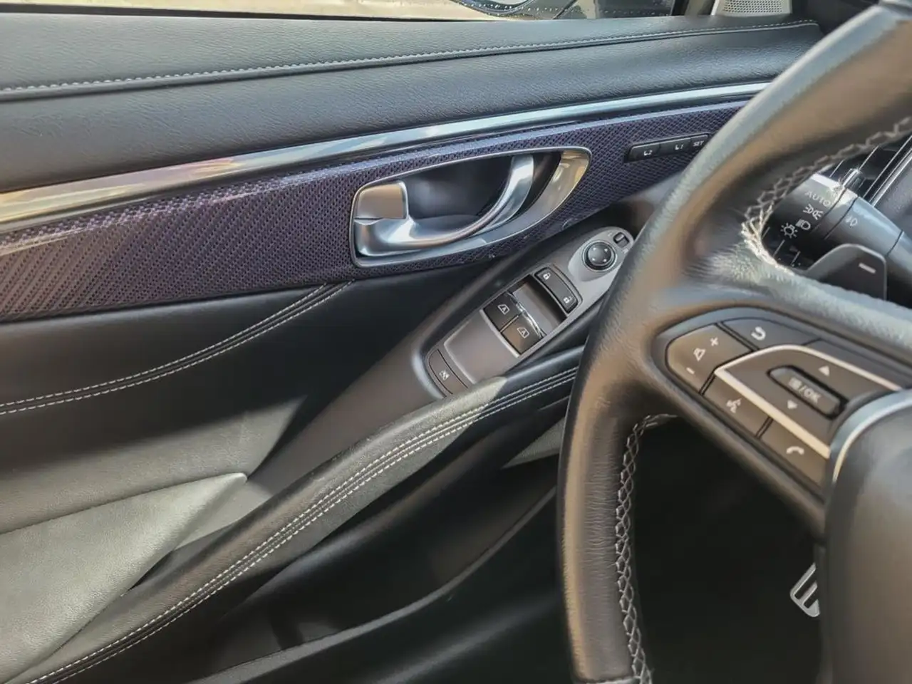 Infiniti Q60 снимка Infiniti Q60