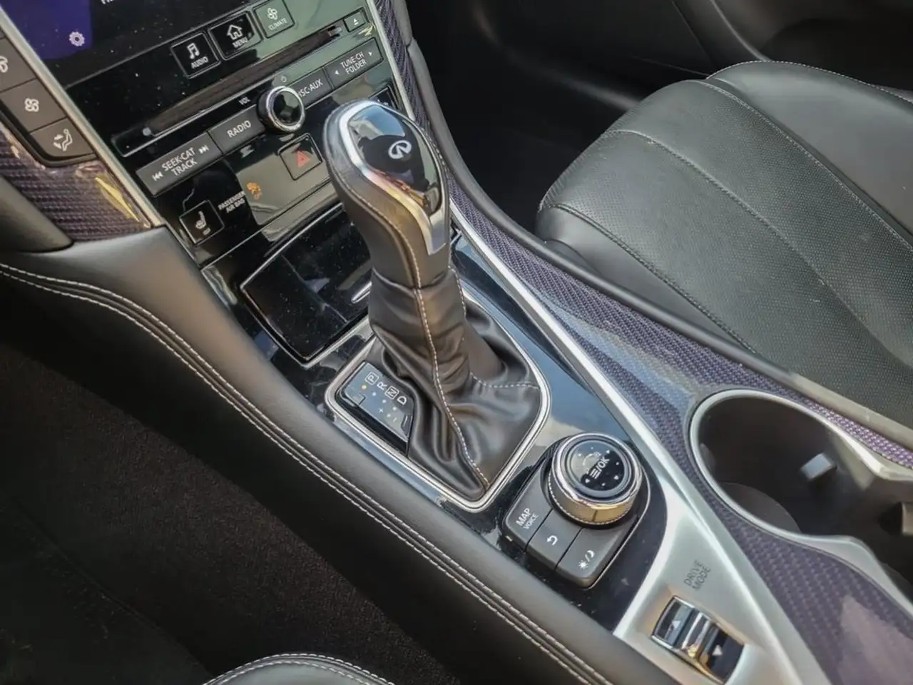 Infiniti Q60 снимка Infiniti Q60