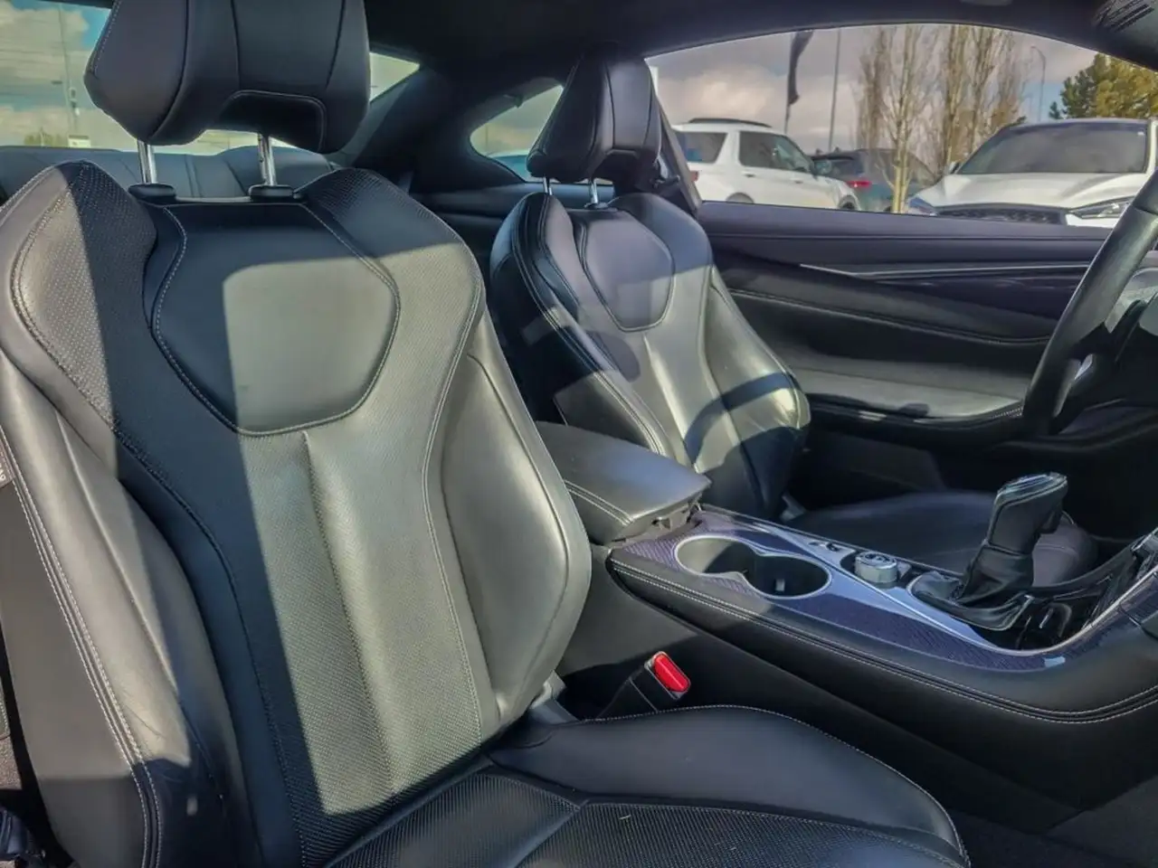 Infiniti Q60 снимка Infiniti Q60