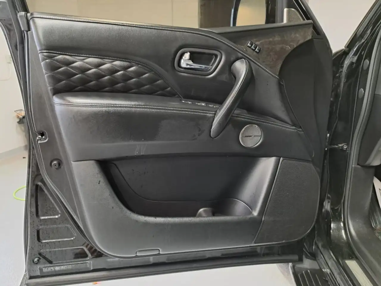 Infiniti QX80 снимка Infiniti QX80