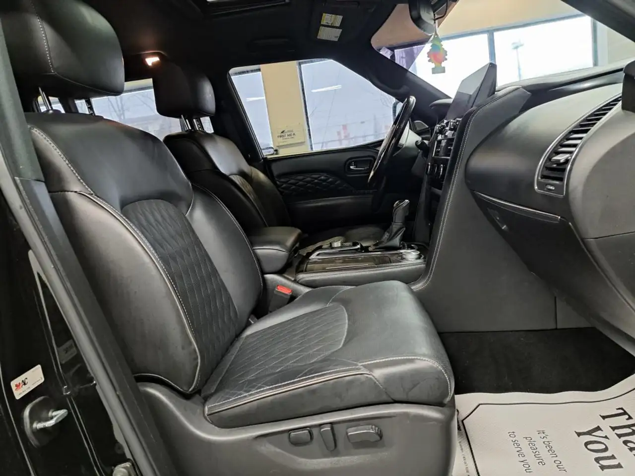 Infiniti QX80 снимка Infiniti QX80