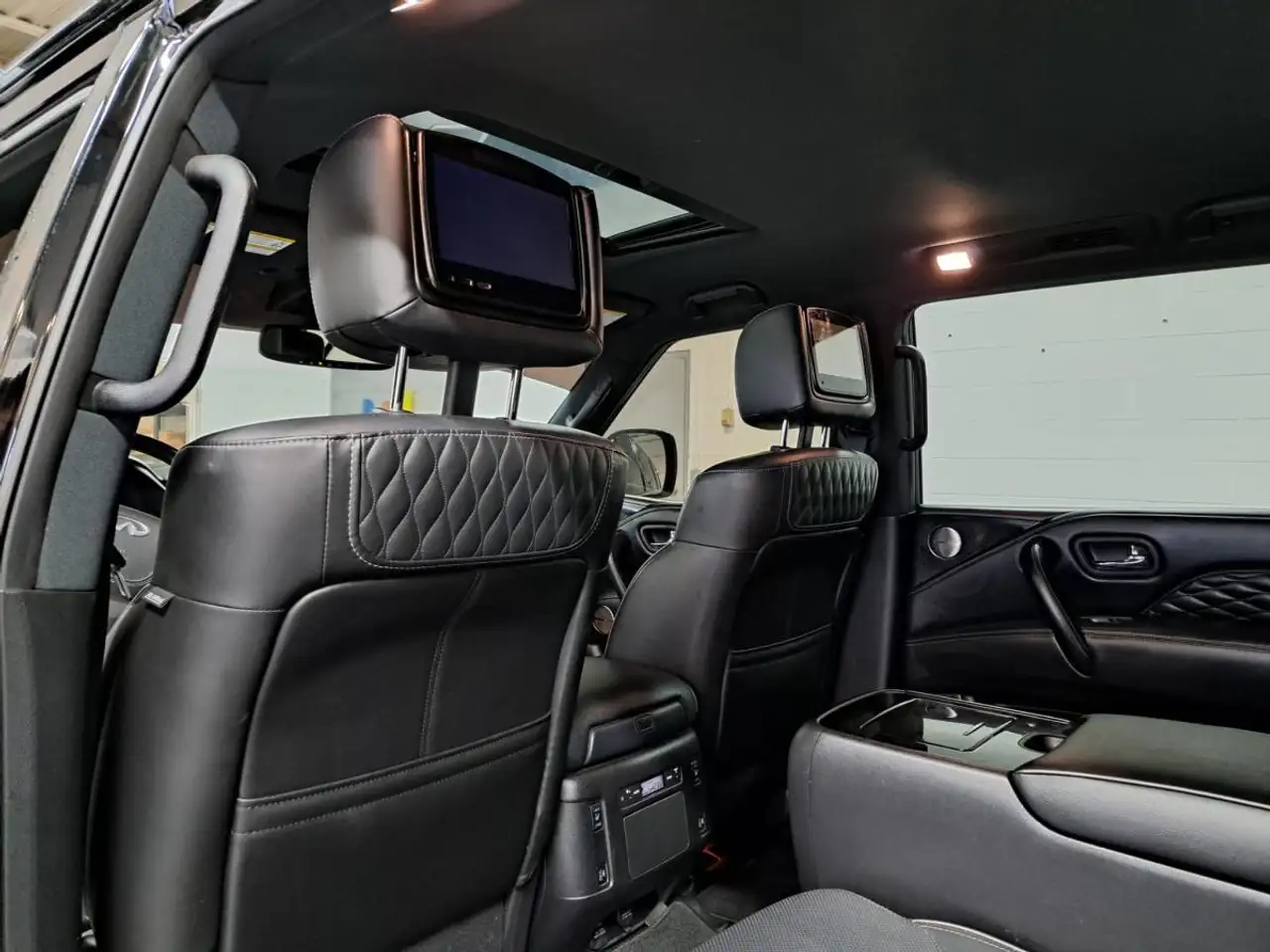 Infiniti QX80 снимка Infiniti QX80