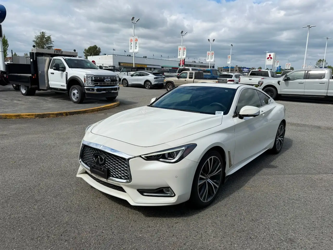 Infiniti Q60 снимка Infiniti Q60