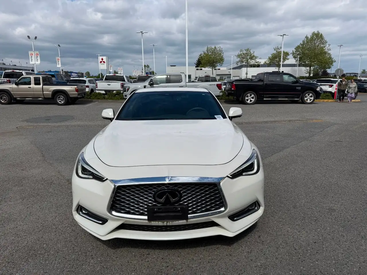 Infiniti Q60 снимка Infiniti Q60