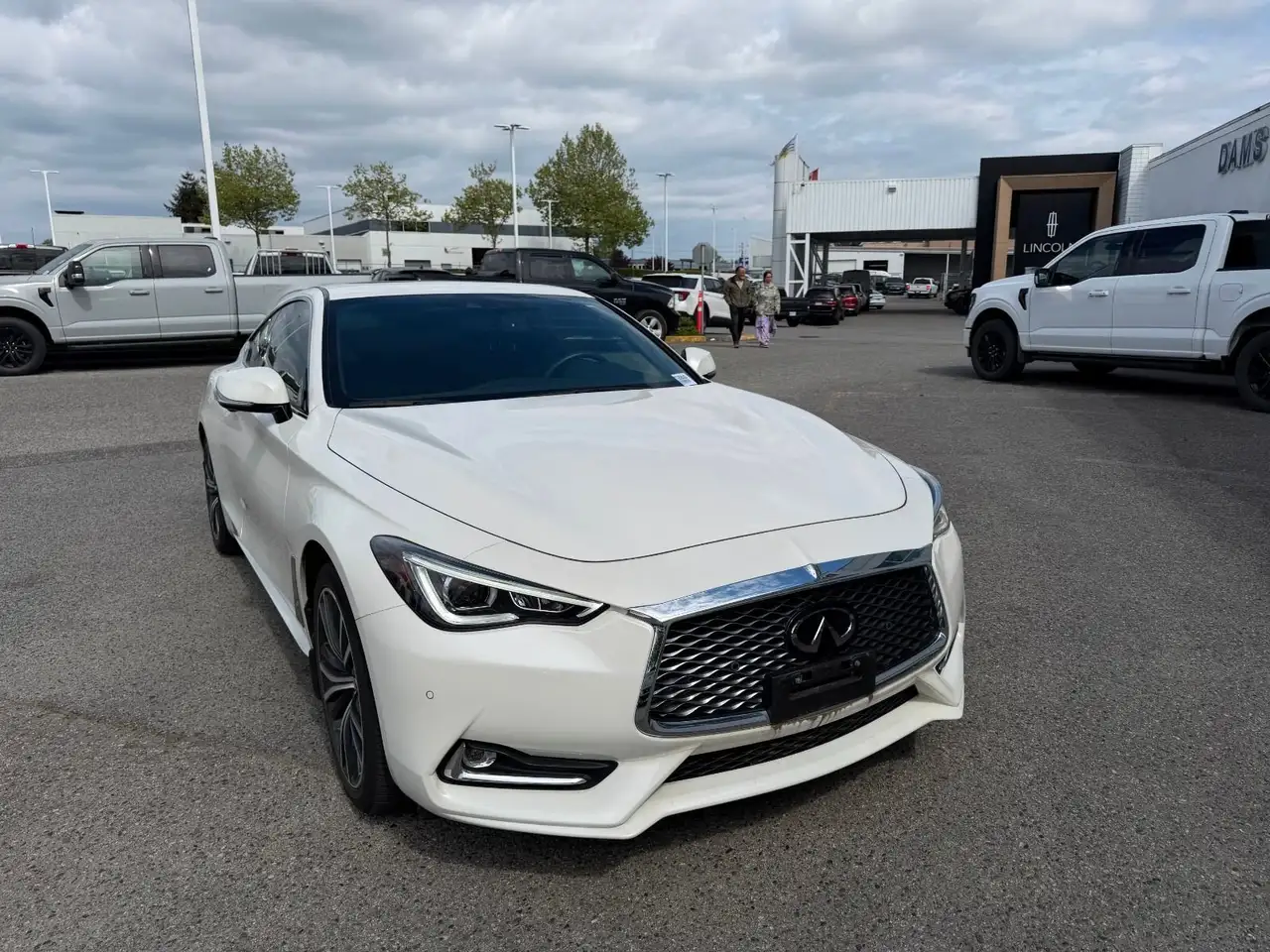 Infiniti Q60 снимка Infiniti Q60
