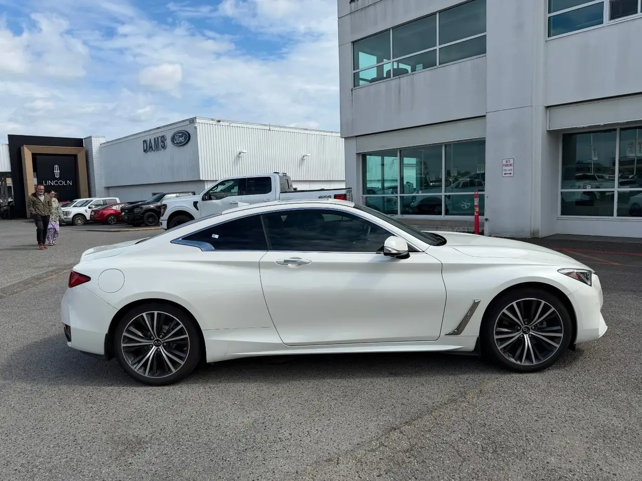Infiniti Q60 снимка Infiniti Q60